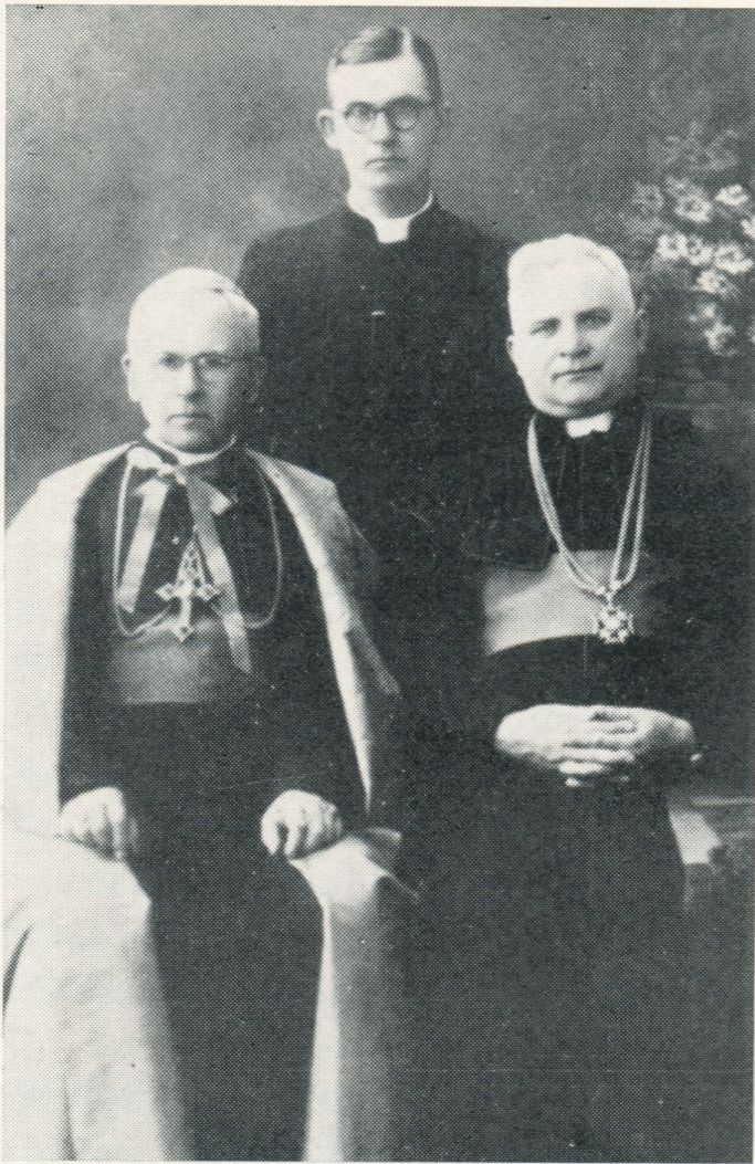 Vysk. V. Borisevičius, prel. Br. Barauskas (viduryje) ir prel. R. Kuodis