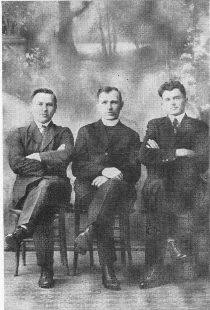 (Iš kairės) Klierikas Pranciškus Juras, kun. L. Brigmanas, stud. Poška.