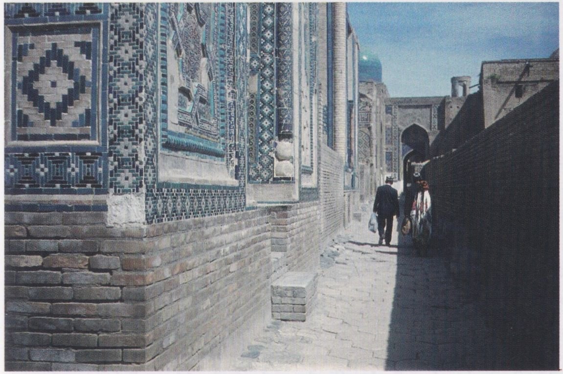 Samarkandas. Šack i Zindos („Gyvojo Valdovo“) nekropolio (XI-XVa.), pastatyto Muhammado pusbrolio ibn Abbaso palaidojimo vietoje (Samarkande, anot legendos, jis buvo nužudytas), gatvelė