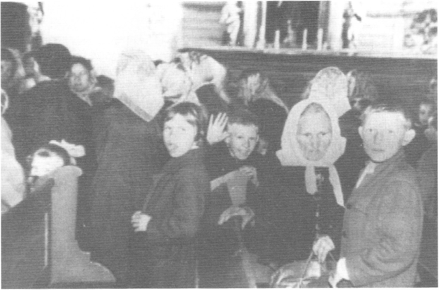 Kun. J. Zdebskio katekizuojami vaikai Prienų bažnyčioje