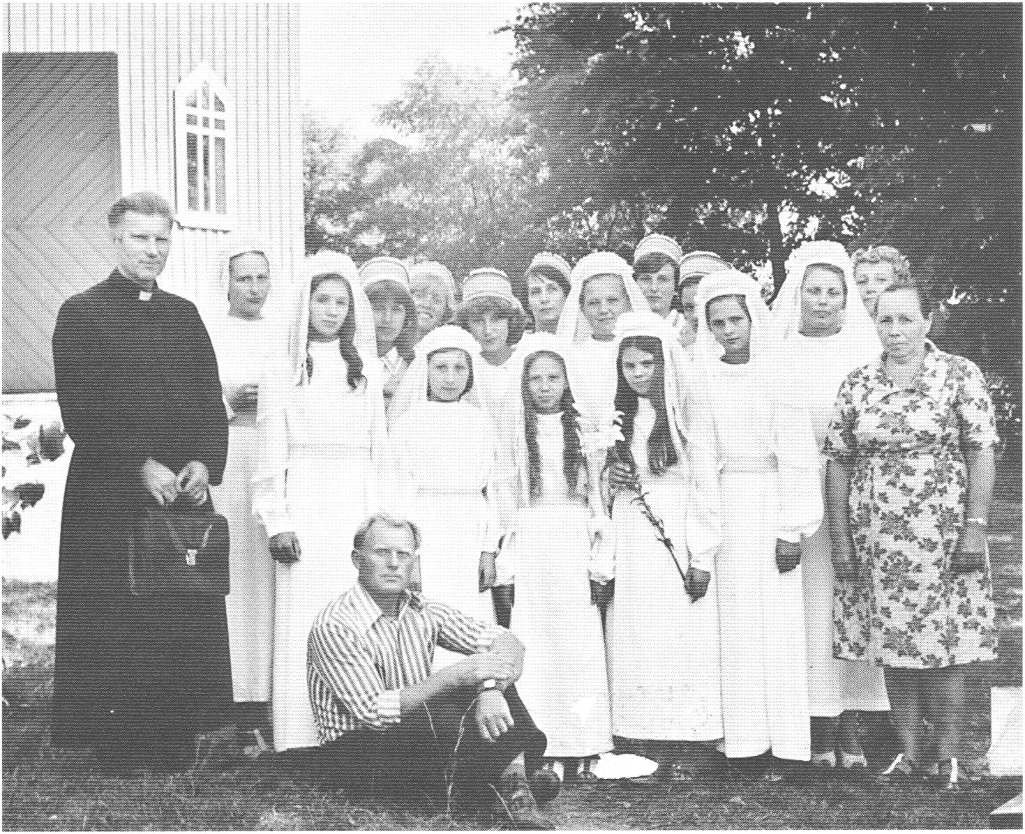 Pavolgio vokiečių grupė prie Šlavantų bažnyčios.
