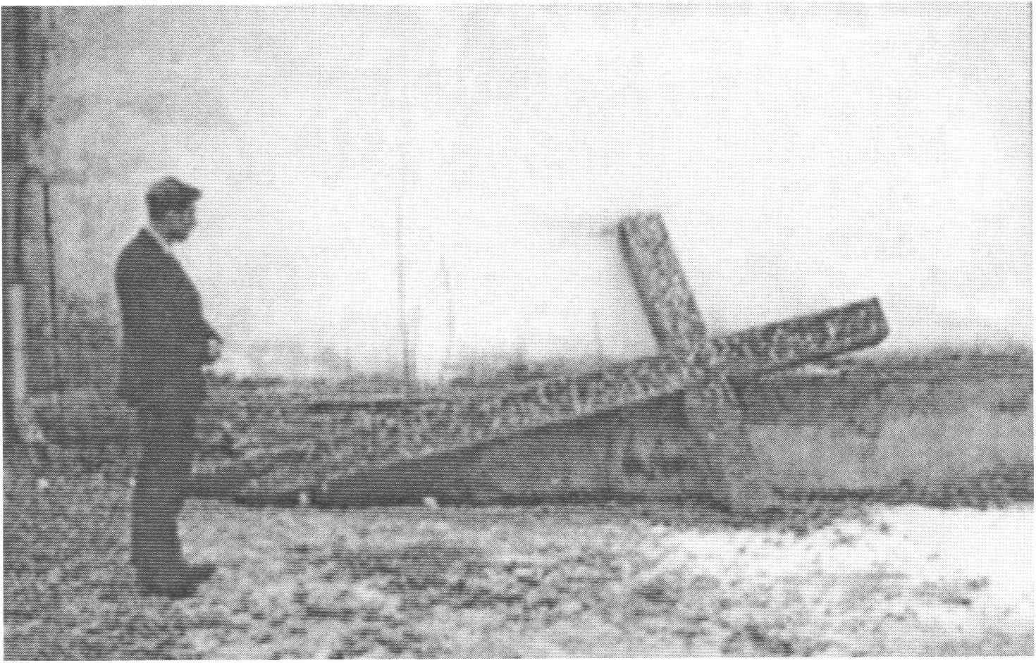 Kun. J. Zdebskis prie sovietų valdžios aktyvistų nuversto kryžiaus
