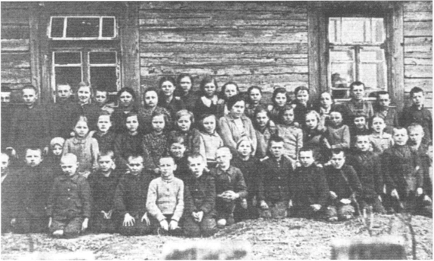Pirmoje eilėje septintas iš kairės Zdebskių Juozukas