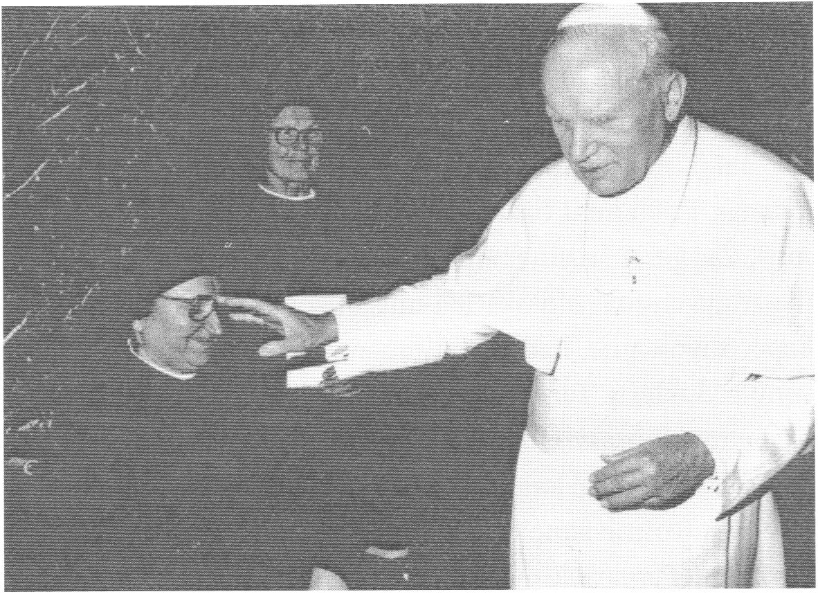 Ses. Loretą Teresę Paulavičiūtę laimina popiežius Jonas Paulius II
